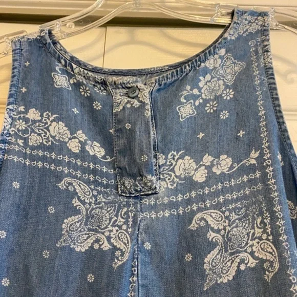 NWT lightweight Tencel dress. Cute keyhole w/ button closure on back. Pockets. - Picture 8 of 9